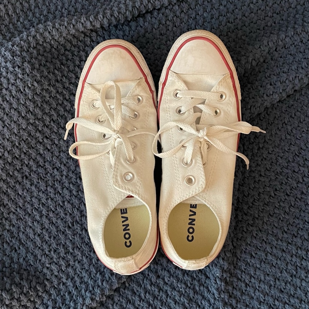GENTLY USED CONVERSE 🤍